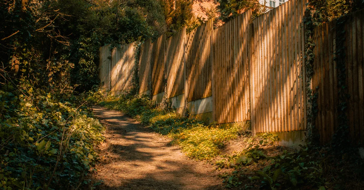 aménagez votre jardin en pente avec des idées de paysagisme créatives et pratiques pour valoriser votre espace extérieur tout en maîtrisant l'érosion.