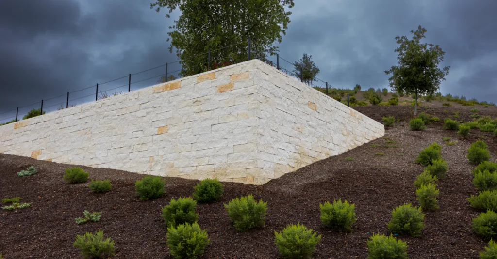 aménagement paysager pour jardin en pente : conseils et idées pour transformer votre espace extérieur incliné en un havre de paix esthétique et fonctionnel.