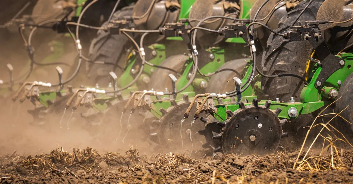 découvrez les étapes essentielles pour préparer efficacement votre sol afin d'assurer une croissance optimale de vos plantes et un jardin luxuriant.